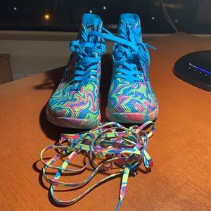 Women’s size 7 high top tennis shoes. Material: super fabric